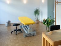 Porträtfoto von Barbara Tamm, einer freundlich lächelnden Osteopathin in einem blau-weiß gestreiften Shirt vor hellem Hintergrund. Neben dem Bild steht der Willkommenstext der Praxis.